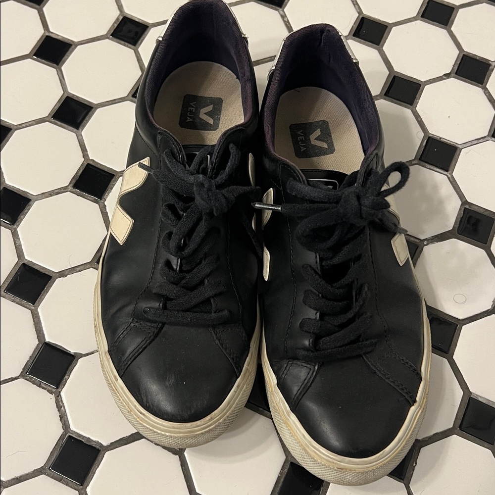 Black and White Veja Sneakers - Picture 2 of 4